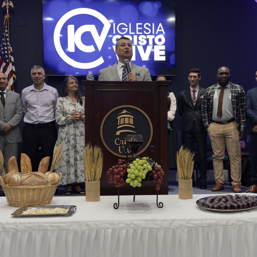 Servicio de la Santa Cena en Iglesia Cristo Vive, con el pan y el fruto de la vid sobre la mesa.