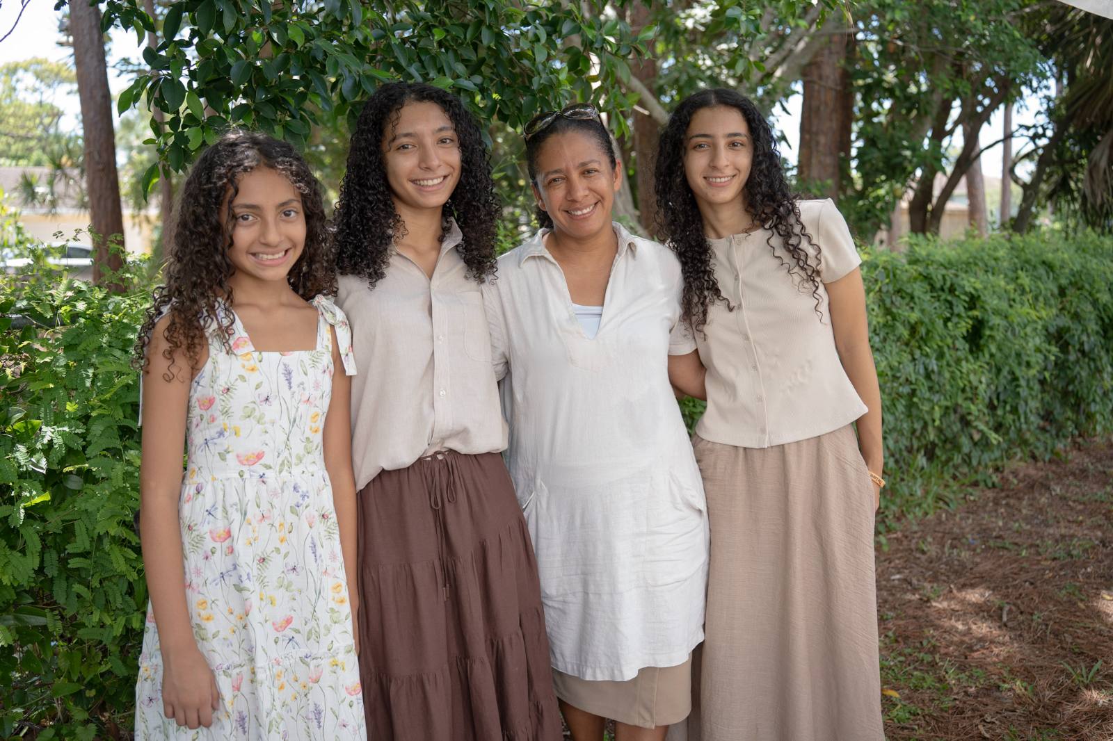Adolescentes de Iglesia Cristo Vive en una actividad al aire libre.