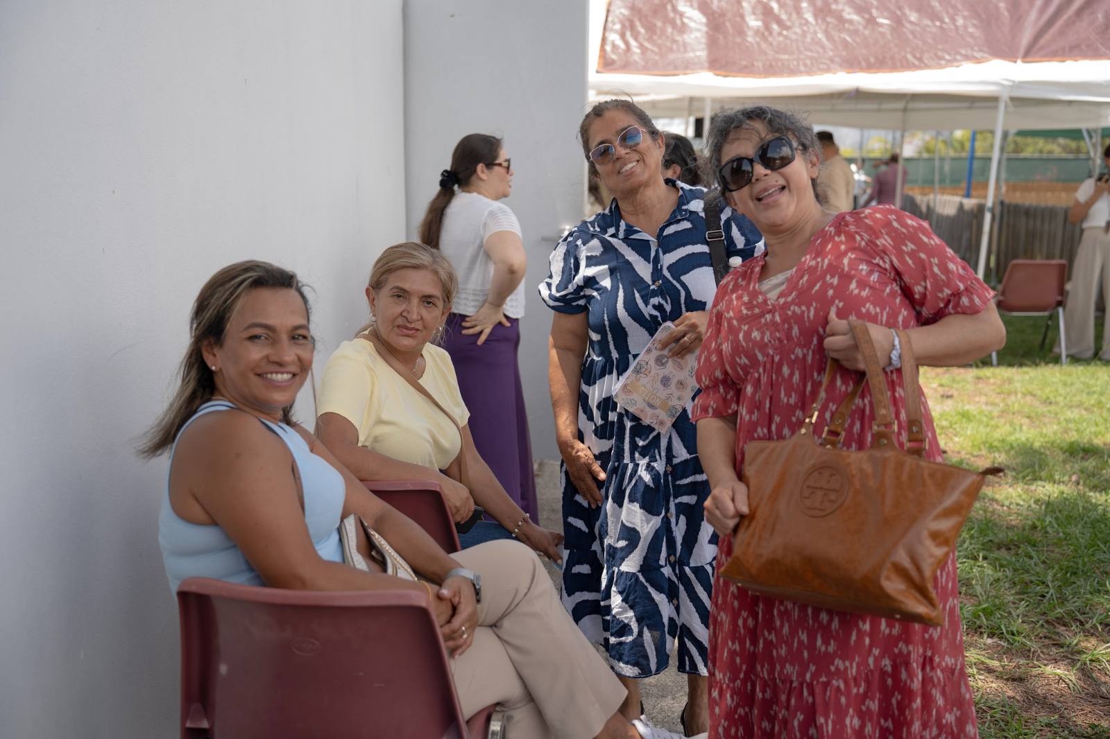 Damas de la iglesia conversan al aire libre en una tarde de confraternidad.