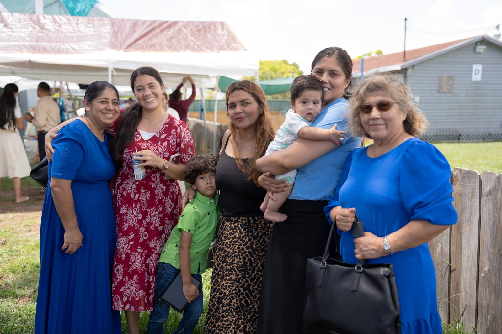 Familias comparten con sus niños en una confraternidad al aire libre de la iglesia.