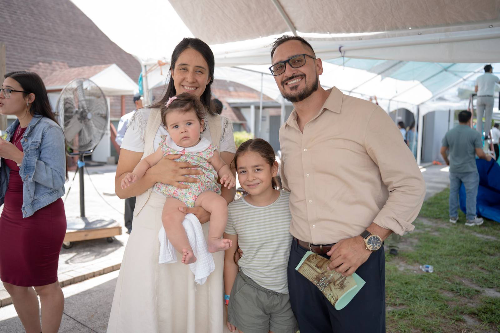 Una familia joven con sus hijas en una actividad de Iglesia Cristo Vive, West Palm Beach.