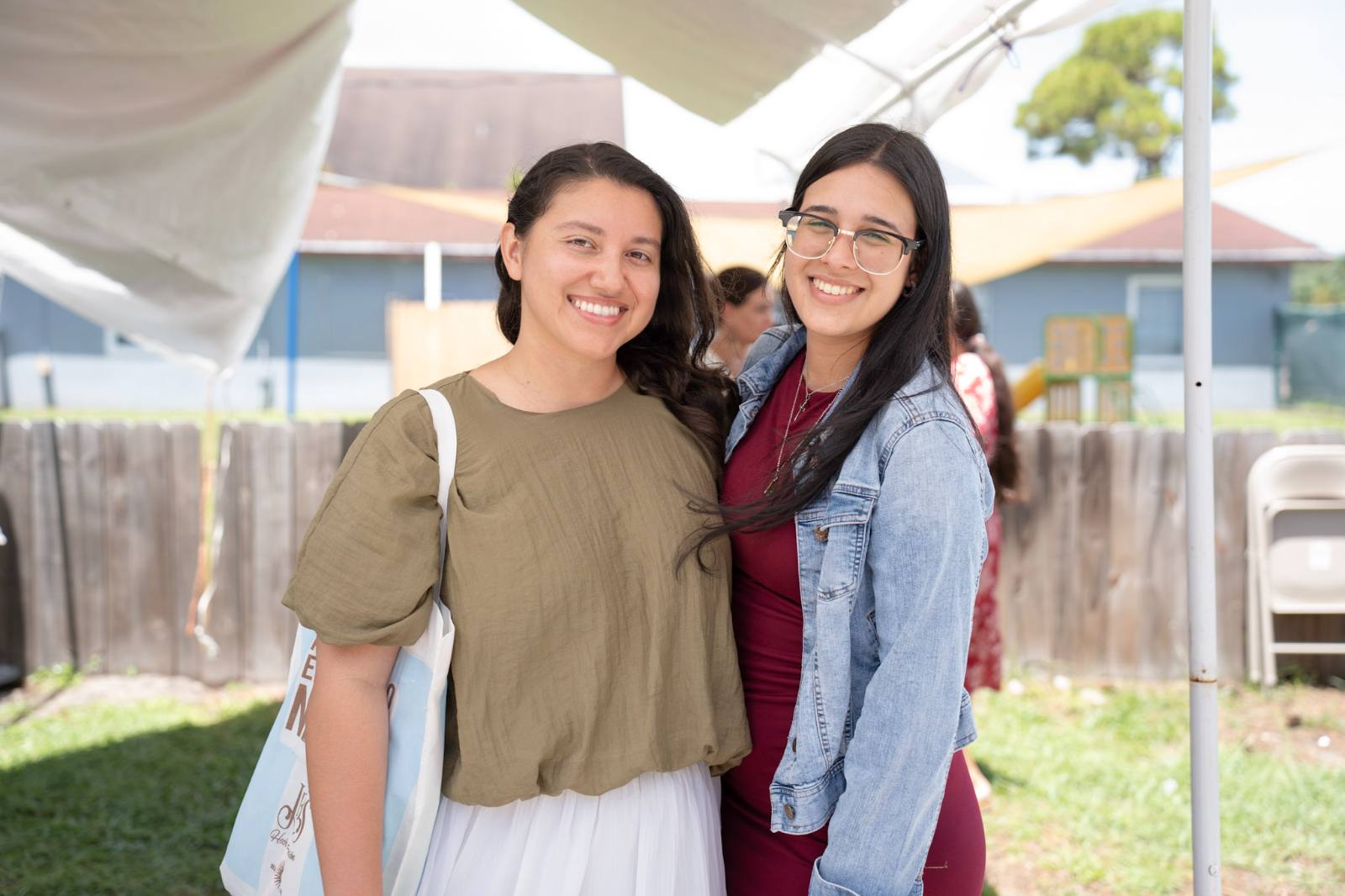 Dos jóvenes sonríen durante una actividad al aire libre de Iglesia Cristo Vive.