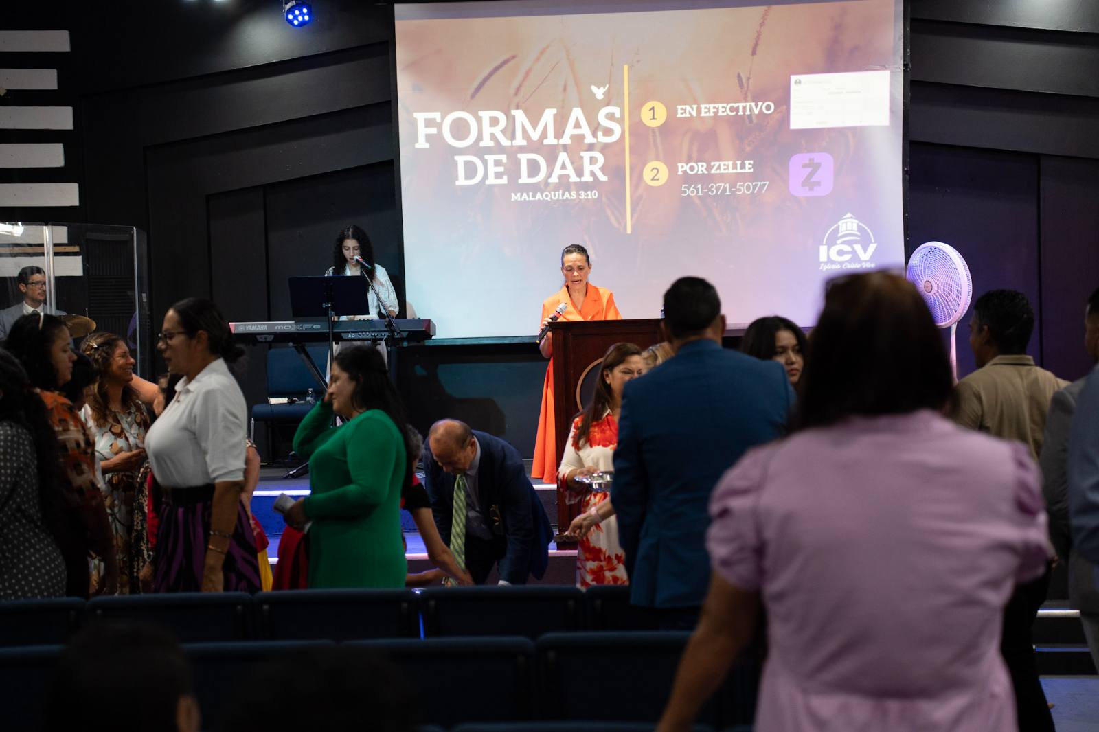 Un servicio de Iglesia Cristo Vive mientras se comparten los anuncios en la pantalla.