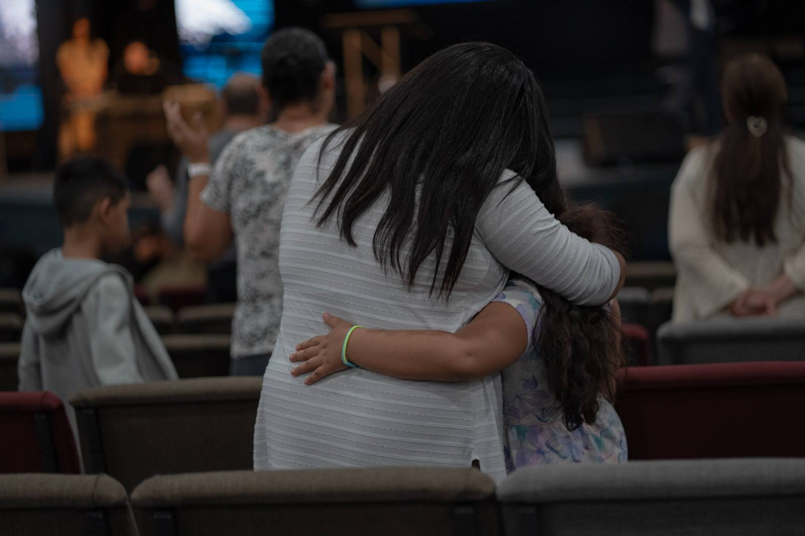 Un abrazo entre hermanas en el templo de Iglesia Cristo Vive.