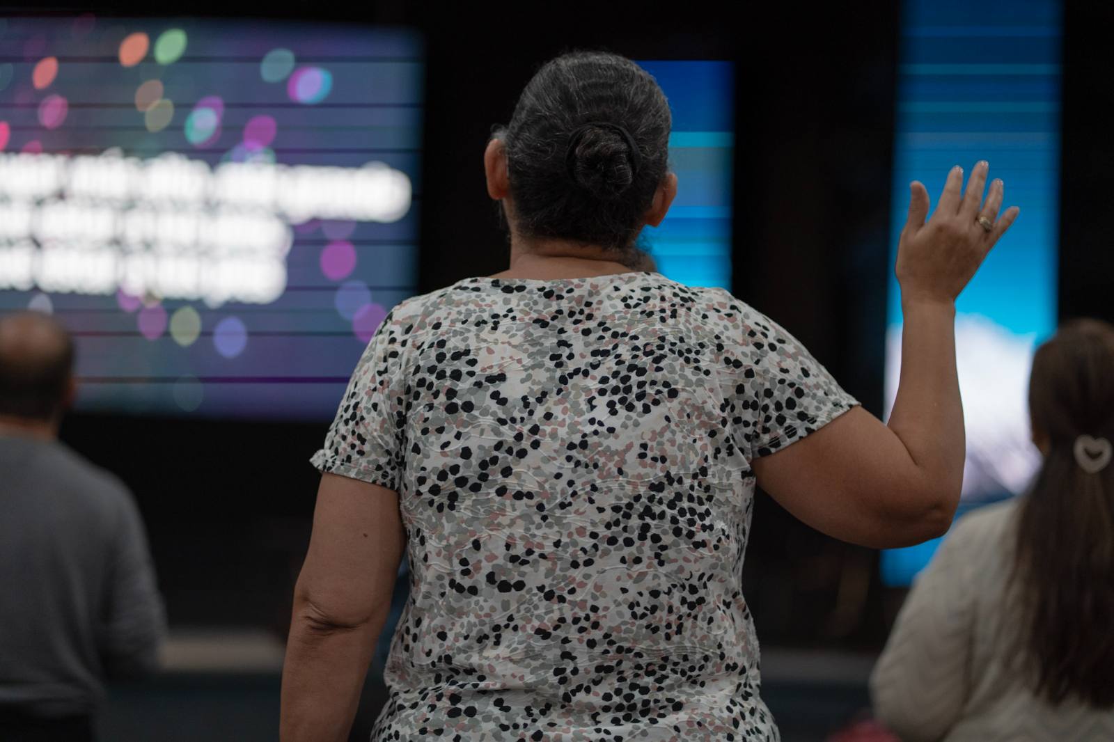 Momento de adoración con las manos levantadas en Iglesia Cristo Vive.