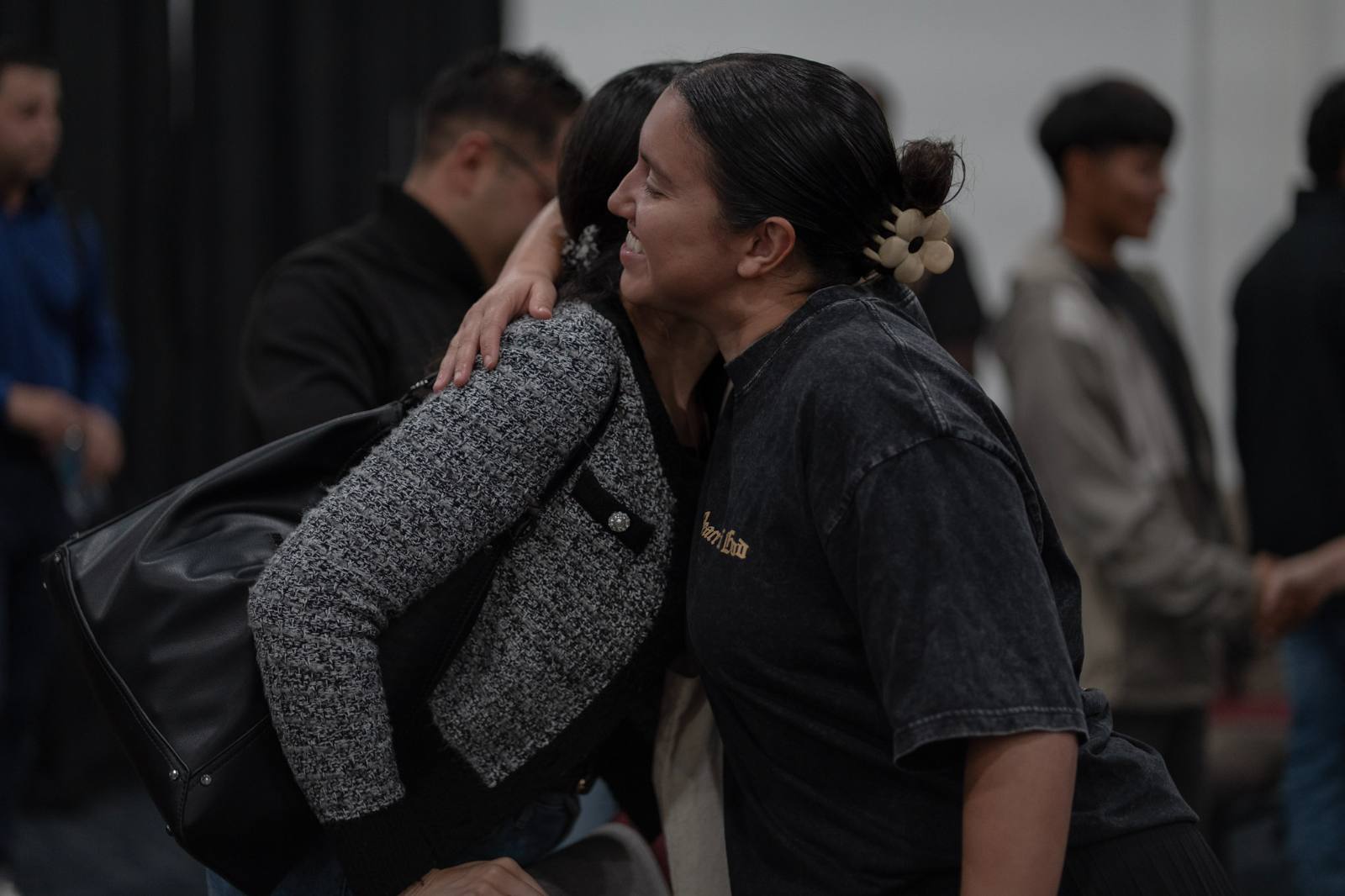 El saludo entre hermanas al llegar al servicio en Iglesia Cristo Vive.