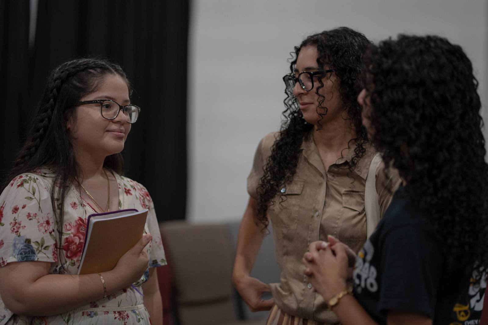 Jóvenes conversan al terminar el servicio en Iglesia Cristo Vive, West Palm Beach.