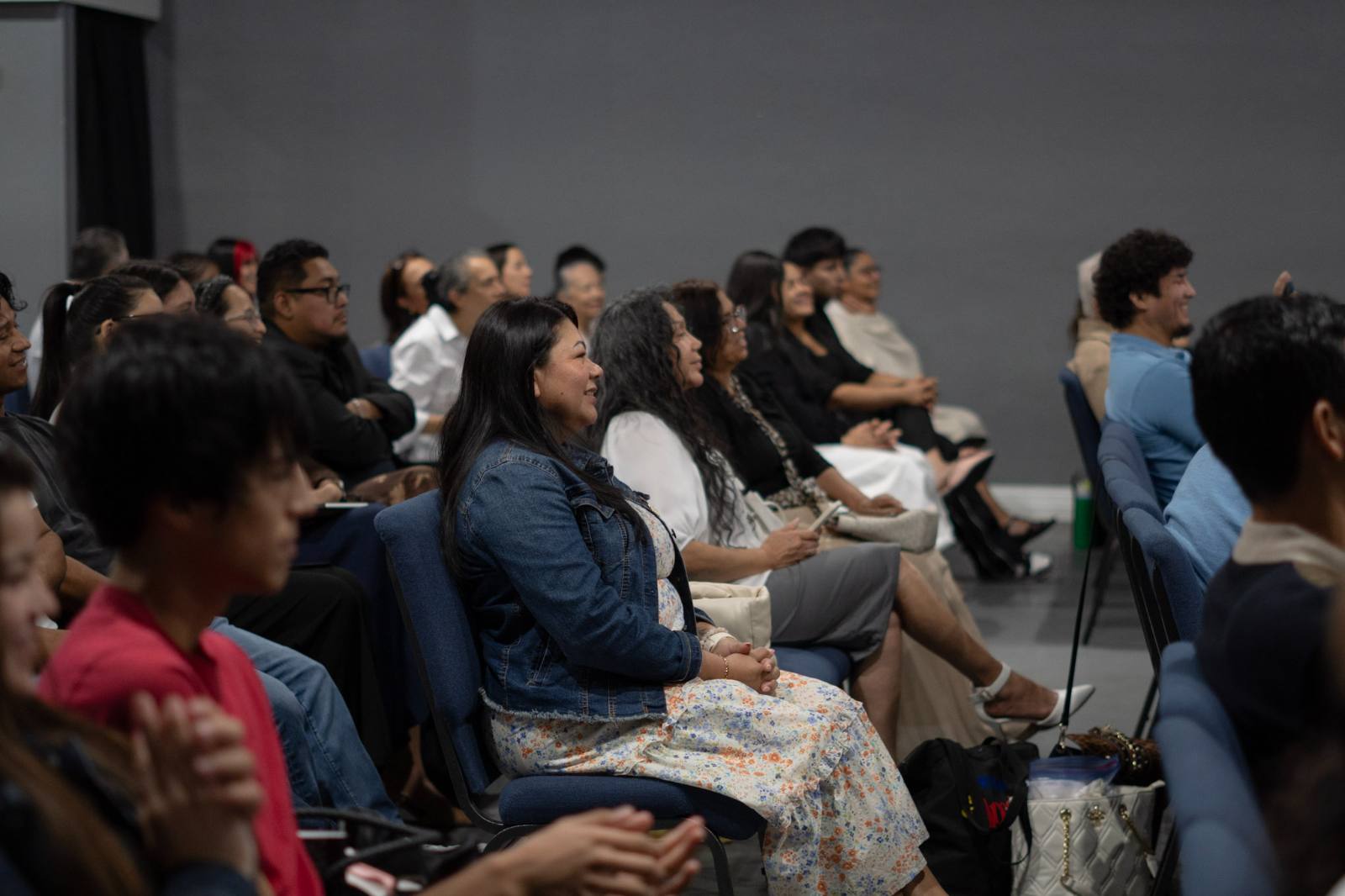 Jóvenes y adultos reunidos en el servicio dominical de Iglesia Cristo Vive, West Palm Beach.