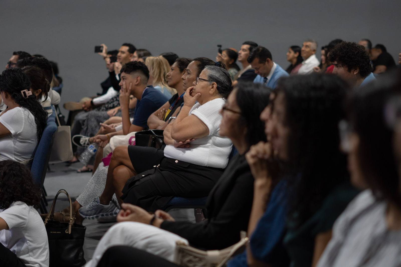 El templo lleno durante un servicio de Iglesia Cristo Vive, una iglesia en español en West Palm Beach.