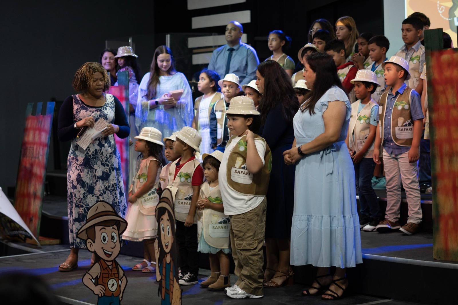 Los niños de la Escuela Dominical presentan su programa de vacaciones bíblicas en Iglesia Cristo Vive.