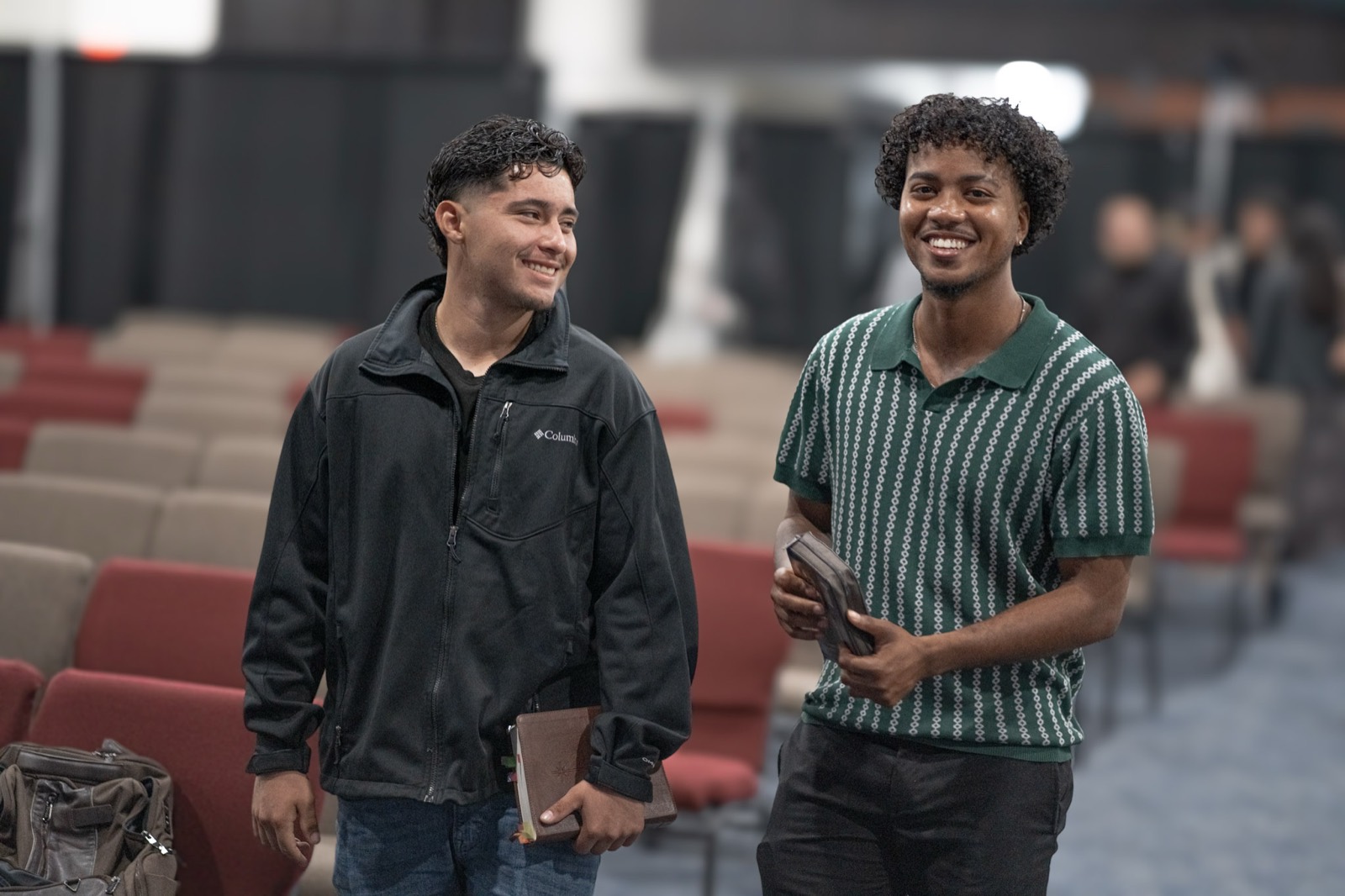 Dos jóvenes con sus Biblias conversan después del servicio en Iglesia Cristo Vive.